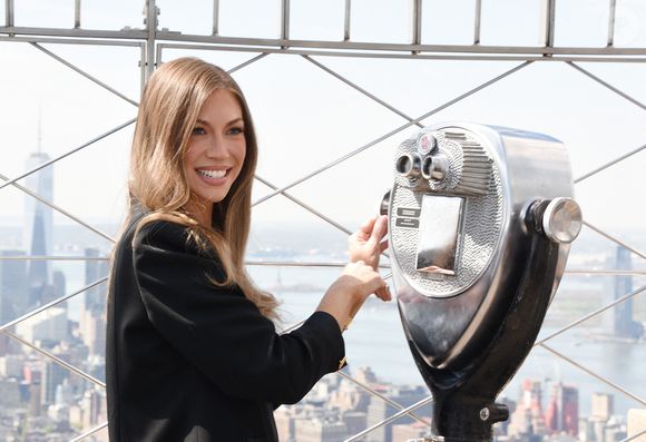 Stassi Schroeder visite l'Empire State Building pour célébrer la diffusion du premier épisode de la saison 2 de « Vanderpump Villa » sur Hulu, le 23 avril 2025 à New York. © GOFF  / BESTIMAGE