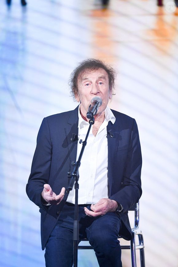 Exclusif - Alain Souchon lors de l'enregistrement de l'émission "Famille je vous aime" présentée par M.Drucker et qui sera diffusée le 29 décembre sur France 3, au studio Rive gauche, à Paris, France, le 2 décembre 2025. © Gaffiot-Perusseau/Bestimage