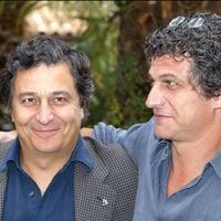 Christian Clavier peut dire merci à son frère Stéphane, qui lui ressemble beaucoup : sans lui, sa carrière aurait été très différente