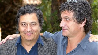 Christian Clavier peut dire merci à son frère Stéphane, qui lui ressemble beaucoup : sans lui, sa carrière aurait été très différente