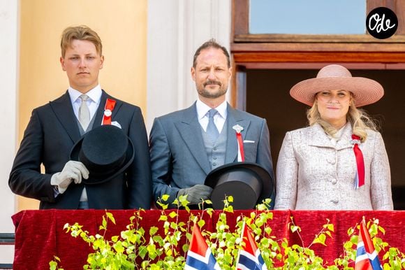 Le prince héritier Haakon, la princesse héritière Mette-Marit et le prince Sverre Magnus aperçus au balcon du Palais royal lors des célébrations de la Fête nationale à Oslo, en Norvège.

Backgrid USA / Bestimage