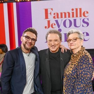 Exclusif - Michel Drucker entouré par Jeanfi Janssens et sa mère Hélène Janssens en backstage de l'enregistrement de l'émission "Famille je vous aime" présentée par Michel Drucker et qui sera diffusée le vendredi 29 mai sur France 3, à Paris, France, le 4 décembre 2025. © Gaffiot-Perusseau/Bestimage