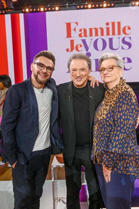 Exclusif - Michel Drucker entouré par Jeanfi Janssens et sa mère Hélène Janssens en backstage de l'enregistrement de l'émission "Famille je vous aime" présentée par Michel Drucker et qui sera diffusée le vendredi 29 mai sur France 3, à Paris, France, le 4 décembre 2025. © Gaffiot-Perusseau/Bestimage