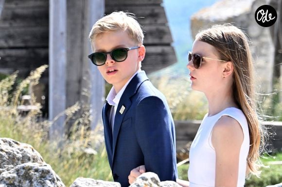Tenues et ports de tête impeccables, Jacques et Gabriella ont ainsi assisté à plusieurs festivités tout au long de la journée, ainsi qu'à un discours de leur père, le prince Albert de Monaco.

Le prince Albert II de Monaco, la princesse Charlène de Monaco, le prince Jacques de Monaco, marquis des Baux et la princesse Gabriella de Monaco lors de leur visite officielle aux Baux-de-Provence, France, le 5 septembre 2026. © Bruno Bebert/Bestimage