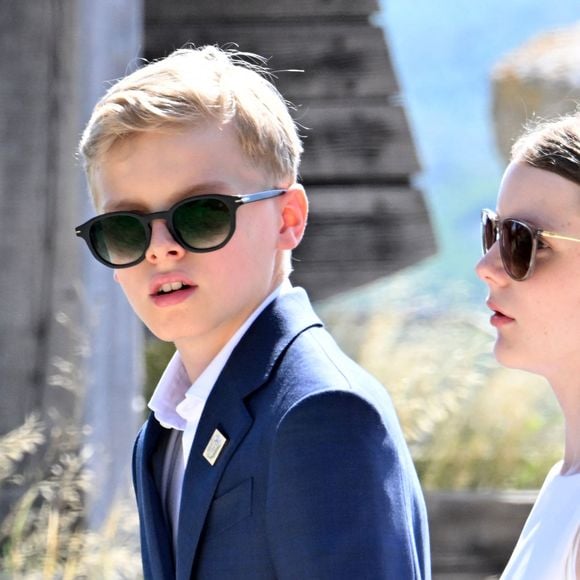 Tenues et ports de tête impeccables, Jacques et Gabriella ont ainsi assisté à plusieurs festivités tout au long de la journée, ainsi qu'à un discours de leur père, le prince Albert de Monaco.

Le prince Albert II de Monaco, la princesse Charlène de Monaco, le prince Jacques de Monaco, marquis des Baux et la princesse Gabriella de Monaco lors de leur visite officielle aux Baux-de-Provence, France, le 5 septembre 2026. © Bruno Bebert/Bestimage