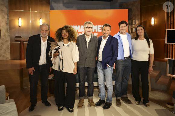 Exclusif - Raphaël Mezrahi, Oli et son chien Monday, Jamy Gourmaud, Bernard Montiel, Docteur Sylvain Hawawini et Maître Olivia Symniacos sur plateau de l'émission "Animalement Vôtre" présentée par B.Montiel et diffusée le 4 janvier 2026 sur France 3, à Paris, France, le 3 décembre 2025. © Jack Tribeca/Bestimage