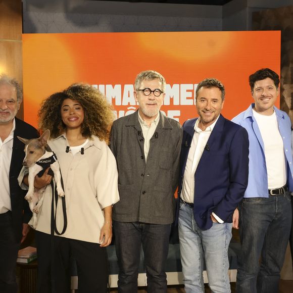 Exclusif - Raphaël Mezrahi, Oli et son chien Monday, Jamy Gourmaud, Bernard Montiel, Docteur Sylvain Hawawini et Maître Olivia Symniacos sur plateau de l'émission "Animalement Vôtre" présentée par B.Montiel et diffusée le 4 janvier 2026 sur France 3, à Paris, France, le 3 décembre 2025. © Jack Tribeca/Bestimage
