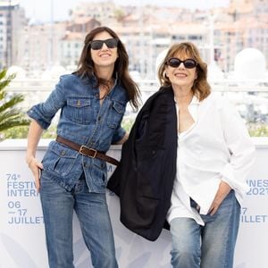 Charlotte Gainsbourg, Jane Birkin (habillée en Celine) au photocall du film Jane par Charlotte (Cannes première) lors du 74ème festival international du film de Cannes le 8 juillet 2021

© Borde / Jacovides / Moreau / Bestimage