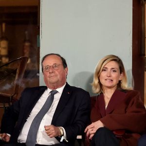François Hollande et sa femme Julie Gayet assistent au match opposant C. Alcaraz à S. Tsitsipas lors des Internationaux de France de tennis de Roland Garros 2024 à Paris © Jacovides-Moreau/Bestimage