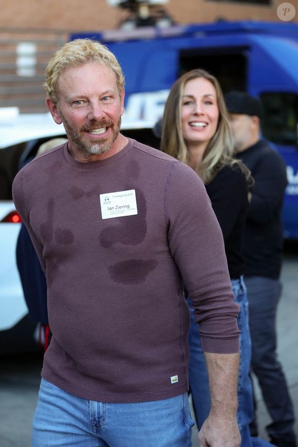 Los Angeles, CA L'acteur Ian Ziering sert de la nourriture lors de l'événement LA Mission Thanksgiving à Los Angeles. Backgrid USA / Bestimage