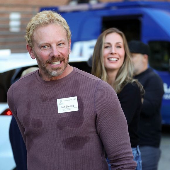 Los Angeles, CA L'acteur Ian Ziering sert de la nourriture lors de l'événement LA Mission Thanksgiving à Los Angeles. Backgrid USA / Bestimage