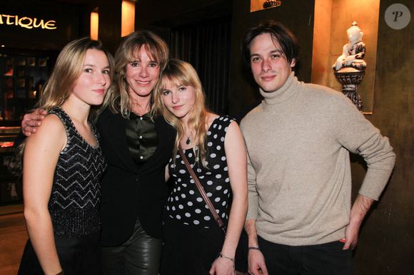 Exclusif - Géraldine Danon avec ses enfants Loup Lamazou, Laura et Marion Poupon lors de la soirée de lancement du livre de Géraldine Danon “Best of Bretagne”  au Buddha Bar à Paris le 14 novembre 2025.

© Philippe Baldini / Bestimage