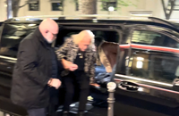 Michel Polnareff, sans ses lunettes, arrive à l'hôtel Plaza Athénée après son passage dans l'émission Quotidien en mars 2025