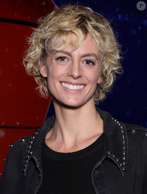 En légende, l'actrice de 45 ans qui joue dans "Astrid et Raphaëlle" mais aussi dans Les mystères du bois galant ou Les mystères de l'école de gendarmerie écrit : "28.06.2009. Devenir mère ça ne s’apprend pas à l’avance, ça s’apprend chaque jour"

Sara Mortensen à la première du film "Joli Joli" au cinéma UGC Ciné Cité Les Halles à Paris, le 3 décembre 2024.
© Denis Guignebourg/Bestimage