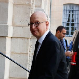 Ara Aprikian - Arrivées aux obsèques de Philippe Labro en l'église de Saint-Germain-des-Prés à Paris le 13 juin 2025. © Dominique Jacovides - Christophe Clovis / Bestimage