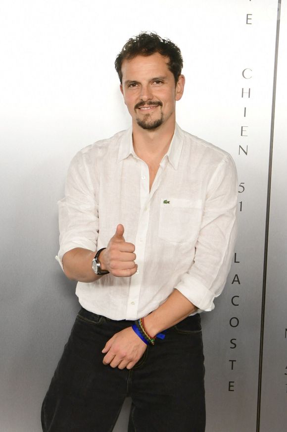 Juan Arbeláez au photocall de la soirée Lacoste X Chien 51 au club Silencio en marge du 78ème Festival International du Film de Cannes, France, le 18 mai 2025. © Romain Doucelin/Bestimage