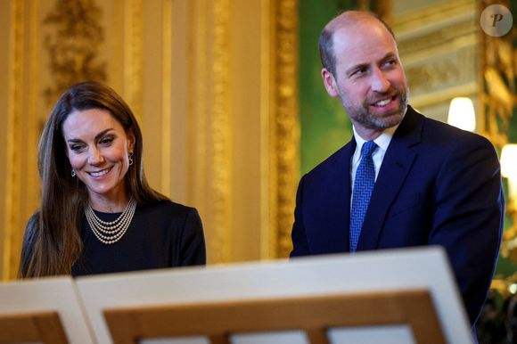Le prince William et Kate Middleton contemplent la "Collection Royale" dans le Salon Vert du château de Windsor, dans le cadre de leur visite officielle au Royaume-Uni. Windsor, le 3 décembre 2025. Photo par Hannah McKay/WPA-Pool/Julien Burton via Bestimage