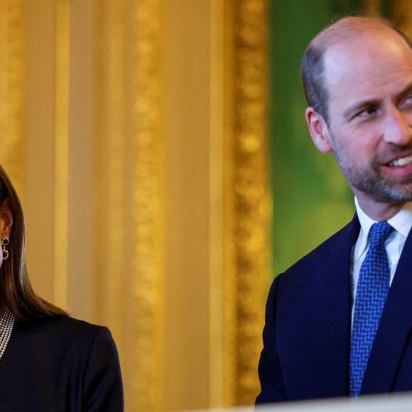 Le prince William et Kate Middleton contemplent la "Collection Royale" dans le Salon Vert du château de Windsor, dans le cadre de leur visite officielle au Royaume-Uni. Windsor, le 3 décembre 2025. Photo par Hannah McKay/WPA-Pool/Julien Burton via Bestimage