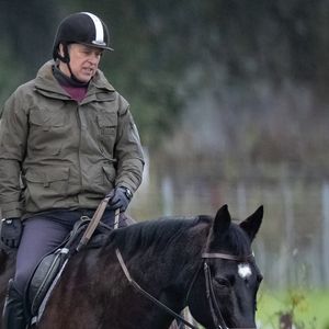 Andrew Mountbatten-Windsor s’est fait discret lors de la cérémonie et a évité les photos officielles.

Andrew Mountbatten-Windsor est vu en train de faire de l'équitation près du château de Windsor dans le Berkshire. Andrew Mountbatten-Windsor a perdu tous ses titres et quittera le Royal Lodge pour s'installer dans une propriété du domaine de Sandringham, dans le Norfolk. Photo par GOFF  / BESTIMAGE