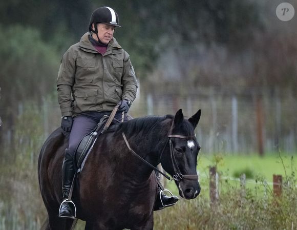 Andrew Mountbatten-Windsor s’est fait discret lors de la cérémonie et a évité les photos officielles.

Andrew Mountbatten-Windsor est vu en train de faire de l'équitation près du château de Windsor dans le Berkshire. Andrew Mountbatten-Windsor a perdu tous ses titres et quittera le Royal Lodge pour s'installer dans une propriété du domaine de Sandringham, dans le Norfolk. Photo par GOFF  / BESTIMAGE