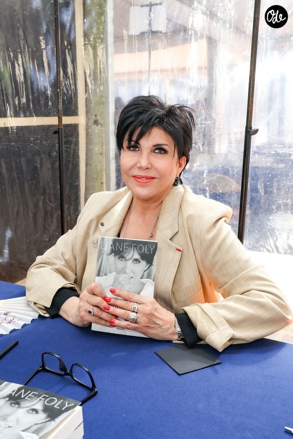 Liane Foly lors de la 3ème édition du salon du livre à Saint-Germain-des-Prés "Des pages avant la plage" à Paris le 6 juin 2026. © Jack Tribeca / Bestimage