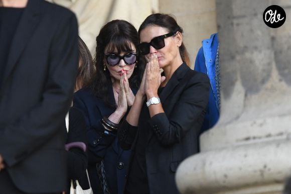 Isabelle Adjani et Virginie Ledoyen, 

Isabelle Adjani et Virginie Ledoyen - Personnalités aux obsèques de Jean-Paul Rappeneau en l’église Saint-Sulpice à Paris le 10 septembre 2026 ©Agence/Bestimage
