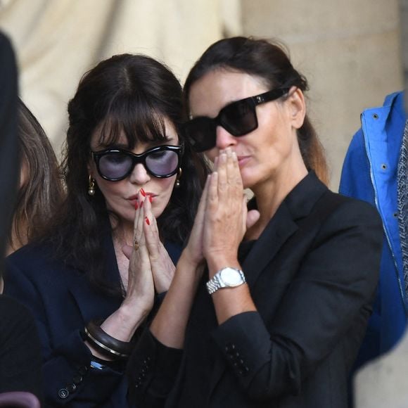 Isabelle Adjani et Virginie Ledoyen, 

Isabelle Adjani et Virginie Ledoyen - Personnalités aux obsèques de Jean-Paul Rappeneau en l’église Saint-Sulpice à Paris le 10 septembre 2026 ©Agence/Bestimage