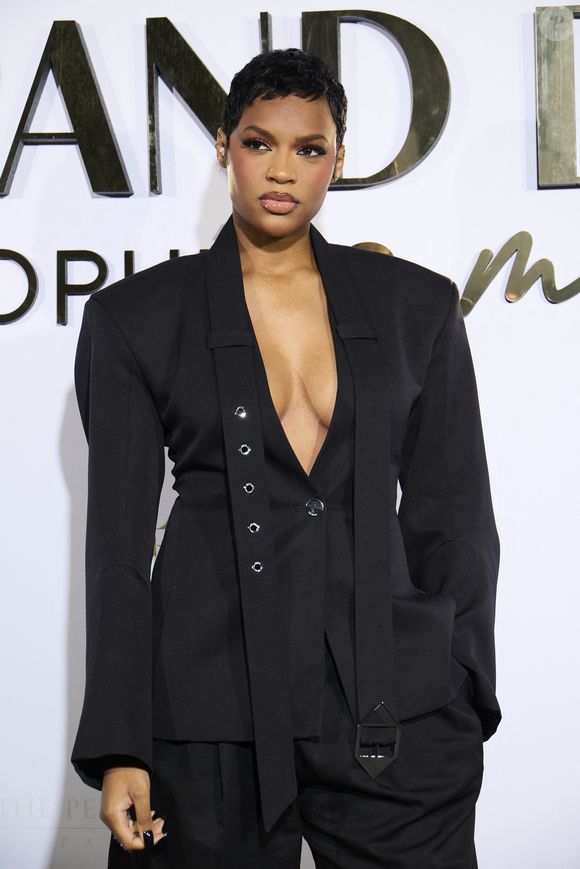 Didi Stone - Première édition des Trophées Madame – Le Grand Dîner dans le cadre prestigieux de l'hôtel Peninsula à Paris le 6 mars 2025. Cet événement d’exception a réuni des figures influentes du monde de la culture, du sport, du luxe et de l’entrepreneuriat, venues célébrer les femmes qui façonnent et inspirent notre époque.
Placée sous le signe de l’excellence, de l’innovation et de l’audace, cette soirée a mis à l’honneur des personnalités féminines remarquables, sélectionnées pour leur impact et leur engagement dans leur domaine respectif.
Le trophée exclusif des « Trophées Madame » a été conçu par l’artiste de street art Leloluce, incarnant la force et la résilience des femmes d’aujourd’hui.
Les lauréates ont été choisies par un comité d’expertes influentes, issues du mouvement Women With Impact et reconnues pour leur discernement et leur engagement en faveur de la promotion des femmes. © Cyril Moreau/Bestimage