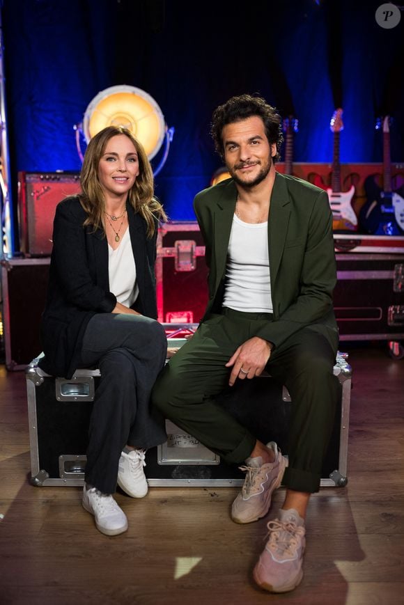 Exclusif - No Web - Claire Keim et Amir Haddad - Backstage de l'enregistrement de l'émission "300 Choeurs chantent Les plus beaux duos" à Paris, qui sera diffusée le 8 janvier 2021 sur France 3. 
Pour commencer l’année 2021 en beauté, « 300 chœurs » va réunir plusieurs générations d’artistes lors d’un grand show exceptionnel consacré aux plus beaux duos français. 
Pour la première fois depuis sa création, l’émission va orchestrer la rencontre inédite d’une trentaine de duos autour des plus beaux chœurs français... Toutes ces voix vont revisiter ensemble, dans des versions spécialement créées pour l’occasion, les grandes chansons d’hier et d’aujourd’hui...
Une quarantaine d’artistes se mêleront aux voix des « 300 Chœurs ». Des duos qui seront accompagnés par les plus belles chorales : 
GOSPEL POUR 100 VOIX, LE CHŒUR DE PIERRE, LE CHŒUR DES PETITES MAINS SYMPHONIQUES, LES PETITS CHANTEURS D'ASNIÈRES, LE CHŒUR SYMPHONIQUE DE PARIS, LES CHŒURS DE FRANCE, CHŒUR ET MOUVEMENT, LES COPAINS D'ACCORDS, SANKOFA UNIT, BLOOMGOSPEL, LACRYMA VOCE, L'ACADÉMIE INTERNATIONALE DE COMÉDIE MUSICALE, LE CHŒUR C4 
« 300 chœurs chantent les plus beaux duos », un show musical inédit sous le signe du partage, riche en surprises et en émotions... 
© Tiziano Da Silva / Bestimage
