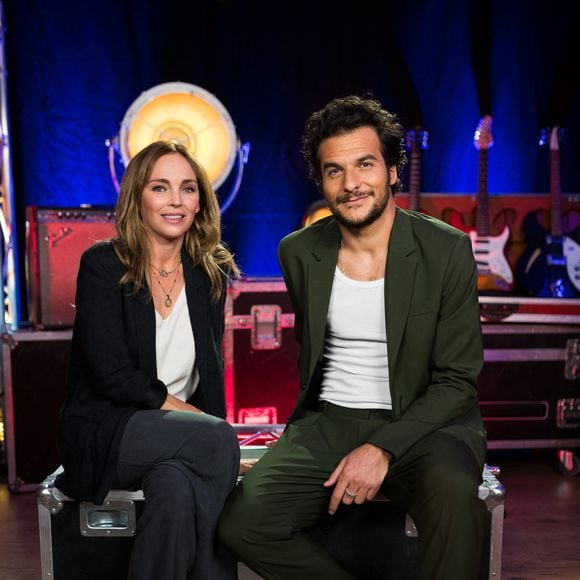 Exclusif - No Web - Claire Keim et Amir Haddad - Backstage de l'enregistrement de l'émission "300 Choeurs chantent Les plus beaux duos" à Paris, qui sera diffusée le 8 janvier 2021 sur France 3. 
Pour commencer l’année 2021 en beauté, « 300 chœurs » va réunir plusieurs générations d’artistes lors d’un grand show exceptionnel consacré aux plus beaux duos français. 
Pour la première fois depuis sa création, l’émission va orchestrer la rencontre inédite d’une trentaine de duos autour des plus beaux chœurs français... Toutes ces voix vont revisiter ensemble, dans des versions spécialement créées pour l’occasion, les grandes chansons d’hier et d’aujourd’hui...
Une quarantaine d’artistes se mêleront aux voix des « 300 Chœurs ». Des duos qui seront accompagnés par les plus belles chorales : 
GOSPEL POUR 100 VOIX, LE CHŒUR DE PIERRE, LE CHŒUR DES PETITES MAINS SYMPHONIQUES, LES PETITS CHANTEURS D'ASNIÈRES, LE CHŒUR SYMPHONIQUE DE PARIS, LES CHŒURS DE FRANCE, CHŒUR ET MOUVEMENT, LES COPAINS D'ACCORDS, SANKOFA UNIT, BLOOMGOSPEL, LACRYMA VOCE, L'ACADÉMIE INTERNATIONALE DE COMÉDIE MUSICALE, LE CHŒUR C4 
« 300 chœurs chantent les plus beaux duos », un show musical inédit sous le signe du partage, riche en surprises et en émotions... 
© Tiziano Da Silva / Bestimage