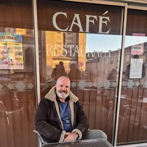 Aujourd'hui, elle dit avoir "fait son deuil" et travaille même ailleurs.

Philippe Etchebest sur le tournage de l'émission "Cauchemar en Cuisine" à Agen, le 20 février 2023.
Thierry Breton / Panoramic / Bestimage
