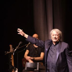“Grâce à Capri je n’ai jamais manqué d’argent. J’en ai gagné beaucoup, énormément, il a plus des billets sur ma vie, sans aucune exagération !”
Exclusif - Hervé Vilard - Concert de Hervé Vilard au café de la danse à Paris le 13 décembre 2025.
© Cédric Perrin / Bestimage