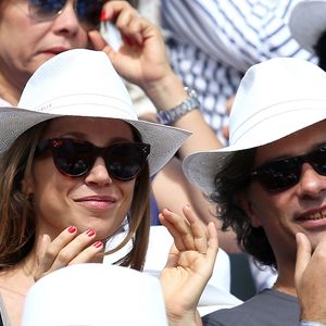Laura Smet et son compagnon Raphaël dans les tribunes lors du tournoi de tennis de Roland Garros à Paris le 3 juin 2015. 

©BestImage