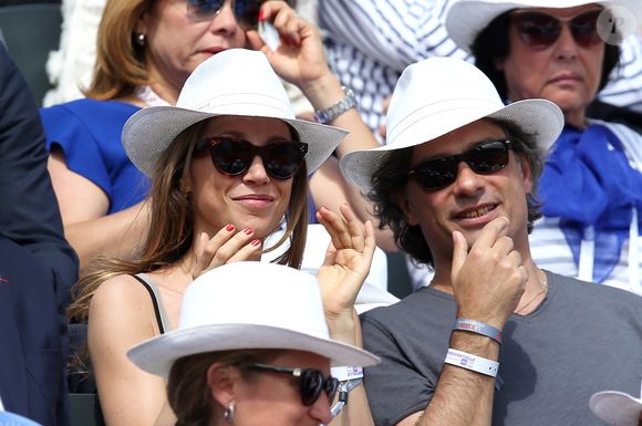 Laura Smet et son compagnon Raphaël dans les tribunes lors du tournoi de tennis de Roland Garros à Paris le 3 juin 2015. 

©BestImage
