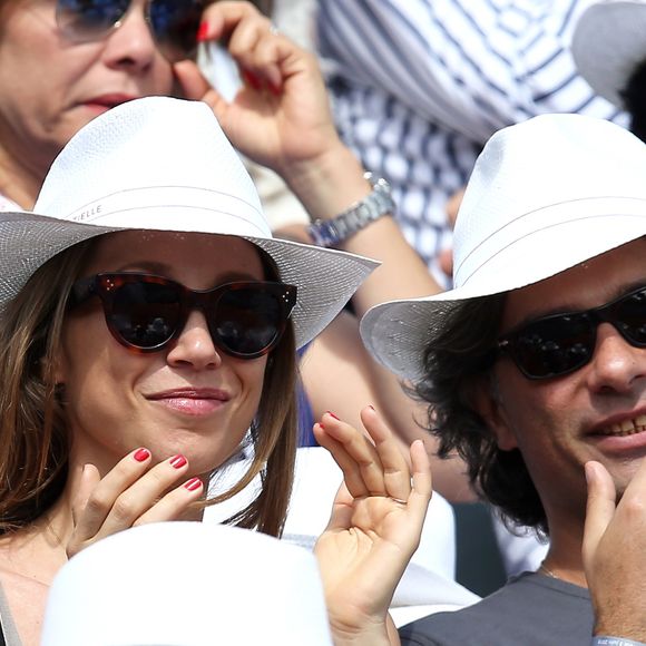 Laura Smet et son compagnon Raphaël dans les tribunes lors du tournoi de tennis de Roland Garros à Paris le 3 juin 2015. 

©BestImage