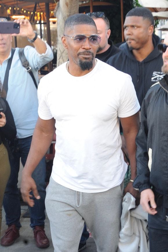 Jamie Foxx sort d'un dîner au Il Pastio à Beverly Hills, le 12 novembre 2022.