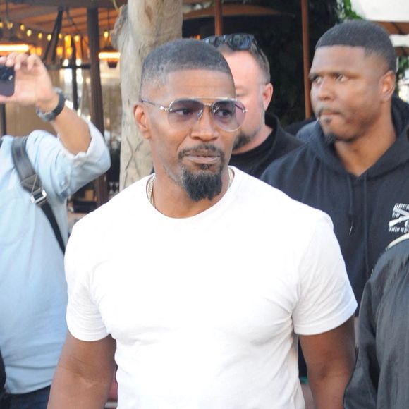 Jamie Foxx sort d'un dîner au Il Pastio à Beverly Hills, le 12 novembre 2022.