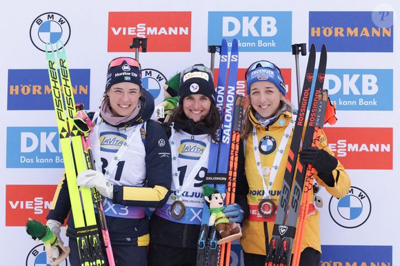 La française pourra-t-elle continuer la compétition sportive après sa condamnation ? 

La Française Julija Simon (C), la Suédoise Hanna Oeberg (G) et l'Allemande Franziska Preuss, troisième, célèbrent sur le podium après l'épreuve individuelle courte de 12,5 km à Pokljuka, en Slovénie, le 13 mars 2025, dans le cadre de la Coupe du monde de l'Union internationale de biathlon (UIB). Photo by Zeljko Stevanic/Xinhua/ABACAPRESS.COM