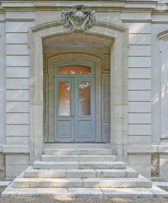 Située à Louveciennes, aux portes de Paris, sur le chemin des impressionnistes, cette belle demeure bourgeoise néo-classique, a été construite au milieu du XIXème siècle, appelée le "Domaine de Voisins", et ayant eu comme illustre propriétaire, Karl Lagerfeld. A l'abri des regards avec un parc arboré de 2 hectares.
© Marc Ausset-Lacroix / Bestimage