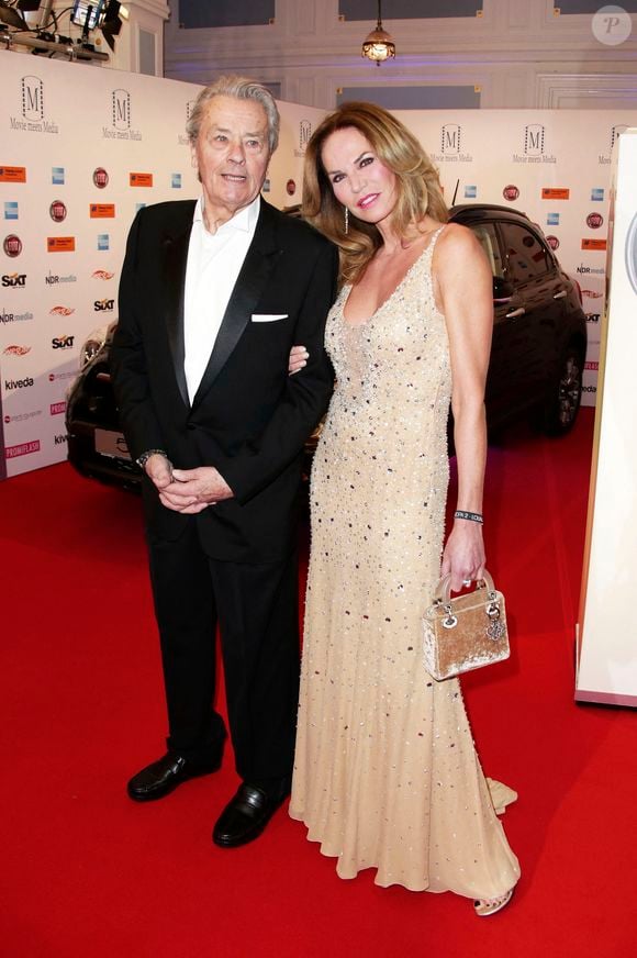 Alain Delon et Rosalie van Breemen lors de l'événement 'Movie Meets Media' à l'Hôtel Atlantic à Hambourg, Allemagne, le lundi 30 novembre 2015. Photo Geisler-Fotopress/Dpa/Abaca