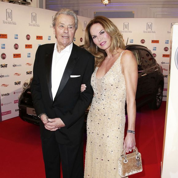 Alain Delon et Rosalie van Breemen lors de l'événement 'Movie Meets Media' à l'Hôtel Atlantic à Hambourg, Allemagne, le lundi 30 novembre 2015. Photo Geisler-Fotopress/Dpa/Abaca