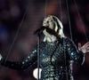 Pourquoi ? "Parce que c’est la direction artistique de mon dernier album et que j’avais envie que cette chanson entre dans le thème de ce pour quoi j’ai travaillé toute l’année."
La chanteuse Louane (Louane Emera), représentante de la France au concours de l'Eurovision, interpréte pour la première fois son titre Maman, en hommage à sa mère décédée lorsqu'elle avait 17 ans, devant les 80 000 spectateurs, suspendue sur une plateforme, plusieurs mètres au-dessus de la pelouse et des musiciens, du Stade de France à la mi-temps du match du Tournoi des Six Nations opposant la France à l'Écosse, à Saint-Denis, Seine Saint-Denis, France, le 15 mars 2025. © Cyril Moreau/Bestimage
