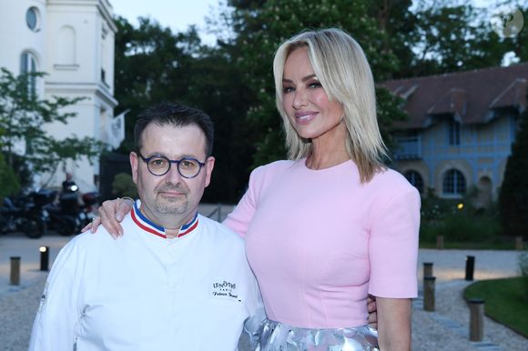 Le chef Fabrice Brunet, Adriana Karembeu - A l'occasion de la fête des Mères, Adriana Karembeu et Lenôtre s'associent pour créer l'entremets "Nina" au Pré Catelan à Paris le 29 avril 2025.
Cette création à quatre mains est le fruit d'une complicité artistique entre Adriana Karembeu, icône internationale de la mode, ambassadrice engagée, maman au grand cœur et Étienne Leroy Chef Patissier Lenôtre el Champion du Monde de la Pâtisserie.
Pensé comme une rose à offrir, l'entremets « Nina » est symbole de tendresse, de lien et de partage. Cette co-création soutient la Croix-Rouge française, 5% des bénéfices seront reversés à l'association, auprès de laquelle Adriana Karembeu est ambassadrice depuis plus de 25 ans. © Rachid Bellak/Bestimage