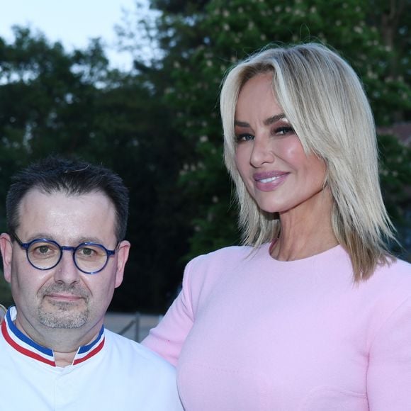 Le chef Fabrice Brunet, Adriana Karembeu - A l'occasion de la fête des Mères, Adriana Karembeu et Lenôtre s'associent pour créer l'entremets "Nina" au Pré Catelan à Paris le 29 avril 2025.
Cette création à quatre mains est le fruit d'une complicité artistique entre Adriana Karembeu, icône internationale de la mode, ambassadrice engagée, maman au grand cœur et Étienne Leroy Chef Patissier Lenôtre el Champion du Monde de la Pâtisserie.
Pensé comme une rose à offrir, l'entremets « Nina » est symbole de tendresse, de lien et de partage. Cette co-création soutient la Croix-Rouge française, 5% des bénéfices seront reversés à l'association, auprès de laquelle Adriana Karembeu est ambassadrice depuis plus de 25 ans. © Rachid Bellak/Bestimage