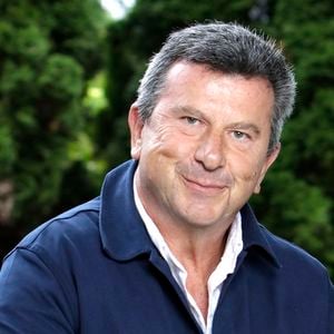 "Je ne suis pas encore considéré comme guéri", a-t-il précisé, révélant devoir passer des scanners tous les quatre mois.

Pascal Bataille lors de la 29ème édition de "La Forêt des Livres chez Gonzague Saint-Bris" à Chanceaux-près-Loches, le 31 août 2025.

© Cédric Perrin/Bestimage