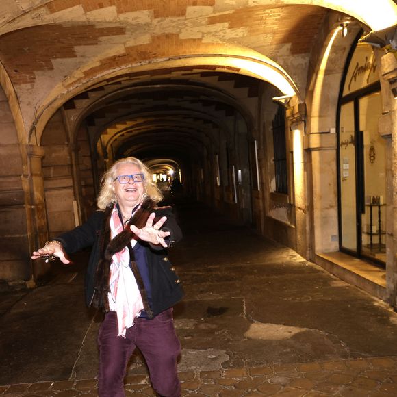 Toujours selon le média, "Une trentaine d’acheteurs potentiels se sont succédé ces derniers jours sur place pour peaufiner d’éventuelles offres ce jeudi". 

Exclusif - Pierre-Jean Chalençon lors de la soirée de vernissages de l'exposition "Forains" de F.Delporte et des tableaux de S.Carron à l'Espace SYlvia Rielle à Paris le 18 décembre 2024.

© Cédric Perrin / Bestimage