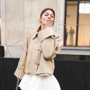 Louane lors du défilé Patou automne-hiver 2026-2027, organisé dans le cadre de la Fashion Week de Paris, le 25 janvier 2026. © Lucia Sabatelli / Bestimage