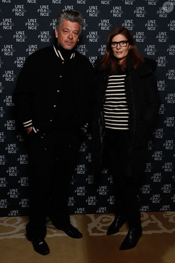 Preuve que dans la famille Mastroianni - Biolay, il est très important de donner des coups de pouces à tous les membres du clan.

Benjamin Biolay et son ex-femme Chiara Mastroianni - Photocall de la cérémonie de remise du prix "French Cinema Award" à M.Poupaud au Ministère de la Culture et de la Communication à Paris. Le 18 janvier 2024. 
© Christophe Clovis / Bestimage