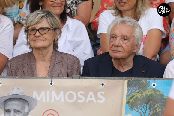 Installé dans le Var avec son épouse, Anne-Marie Périer, Michel Sardou privilégie désormais une vie loin des projecteurs !

Michel Sardou et sa femme Anne-Marie Périer - Michel Sardou rend hommage à son père en famille lors du premier trophée de pétanque "Fernand Sardou" à Bormes-les-Mimosas le 29 mai 2026. Le célèbre chanteur est venu en famille avec sa femme, son fils Romain avec son fils de deux ans et demi et de sa compagne enceinte de son deuxième enfant.
La première édition du Trophée Fernand Sardou est organisée du 29 au 31 mai au coeur du village de Bormes les Mimosas. Une initiative portée par Michel et son fils Romain, pour rendre hommage à leur illustre parent Fernand Sardou au travers d'un tournoi de pétanque.
En lien avec la municipalité et l’Amicale Bouliste Borméenne (ABB), un premier Trophée Fernand Sardou sera organisé avec deux grands temps forts : Le vendredi, dès 18h, un tournoi d’exhibition sera proposé et verra s’affronter 16 triplettes. Puis un concours fédéral à pétanque sera organisé le weekend et ouvert à tous les amateurs. 128 équipes seront réparties sur les sites les plus emblématiques du village, à savoir au boulodrome de la place Saint-François, mais aussi au parc Cigalou, sur le site du château et à l’ancien stade. © Franz Chavaroche/Bestimage