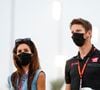Pendant ce temps, à l'intérieur du véhicule, les enfants de la tribu dorment à poings fermés, ignorant tout du petit drame qui se joue dehors.

Romain Grosjean, blessé aux mains, et sa femme Marion arrivent au Grand Prix de Sakhir le 6 décembre 2020. 
© Dppi / Panoramic / Bestimage